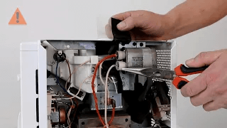 Remplacer le condensateur du micro-ondes | Conseils de r&eacute;paration et d'entretien