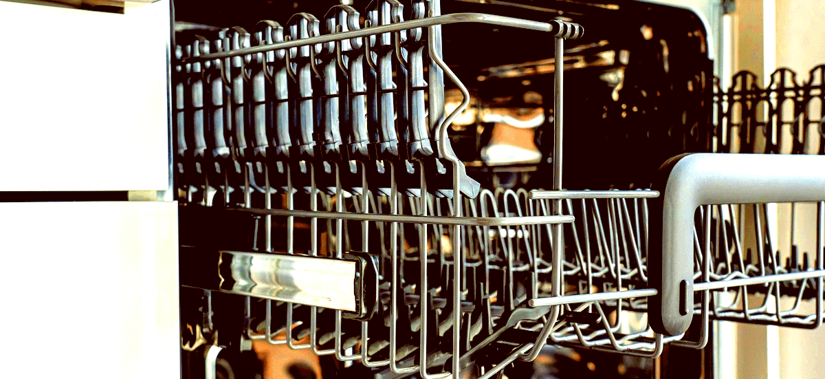 Quelles sont les parties de l'friteuse à air chaud qui peuvent être lavées au lave-vaisselle?